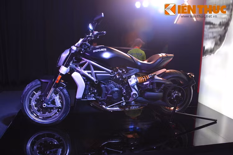Có tư thế lái truyền thống của một chiếc cruiser với vị trí để chân và tay lái cao, kết hợp cùng yên xe thoải mái, hãng xe Ducati cho biết XDiavel có tới 60 cấu hình vị trí ngồi khác nhau.