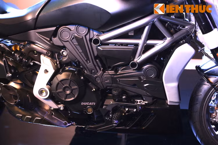 Động cơ của chiếc xe vẫn có dạng L-Twin nhưng dung tích đã tăng lên thành 1262 cc làm mát bằng dung dịch, với các ống dẫn nằm phía trong vỏ máy. Công suất tối đa của xe đạt 156 mã lực cùng với mô-men xoắn cực đại 130 Nm có thể đạt được chỉ ở vòng tua 5000 rpm.Trên phiên bản thường, các tấm bảo vệ máy và dây cam có màu đen đều, thay vì kết hợp màu kim loại phay bóng như bản S.