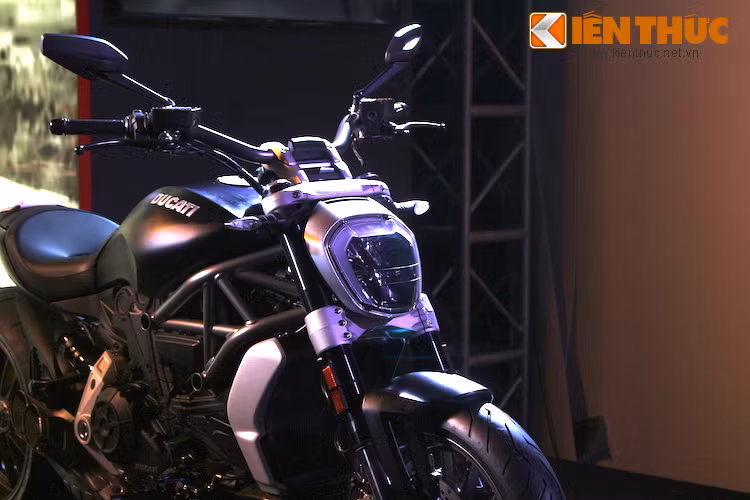 Nhìn từ phía trước, Ducati XDiavel mới có thiết kế tương tự như các phiên bản khác với đèn pha LED nổi bật.