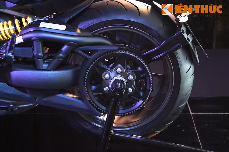 Không giống như Diavel thường, XDiavel truyền động bằng dây đai thay vì dây xích, khiến chiếc xe hoạt động êm ái hơn ở tốc độ thấp.