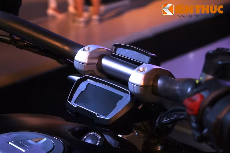 Bảng đồng hồ của xe cũng được nâng cấp so với các dòng Diavel khác với màn hình hiển thị đa thông tin LCD màu, cung cấp các thông tin về chế độ lái, các hệ thống điện tử của xe... XDiavel cũng được trang bị sẵn chìa khóa điện tử, cho phép nổ máy nếu người sử dụng đem theo chìa khóa bên mình.