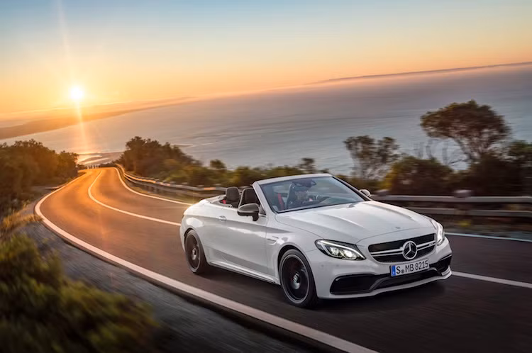 Giống như những chiếc Mercedes-Benz mui trần khác, C63 AMG Cabriolet cũng được trang bị ghế da cách nhiệt với 5 tùy chọn tông màu và hệ thống sưởi ấm cổ AIRSCARF để chống lạnh khi bỏ mui.