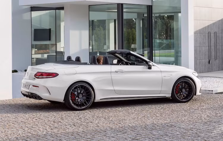 Là phiên bản thể thao của dòng C-Class Cabriolet, C63 AMG Cabriolet cũng sở hữu thân xe với thiết kế đầy hấp dẫn và thanh lịch, được mệnh danh là "S-Class Cabriolet thu nhỏ".