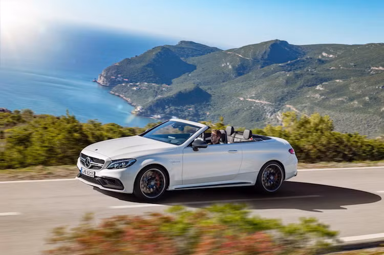Như nhiều mẫu xe Mercedes-AMG khác, C63 AMG Cabriolet sẽ được trang bị động cơ V8 4.0 tăng áp kép, kết hợp cùng hộp số tự động 7 cấp AMG Speedshift. Xe cũng sẽ được bán với 2 phiên bản là bản thường và bản S.