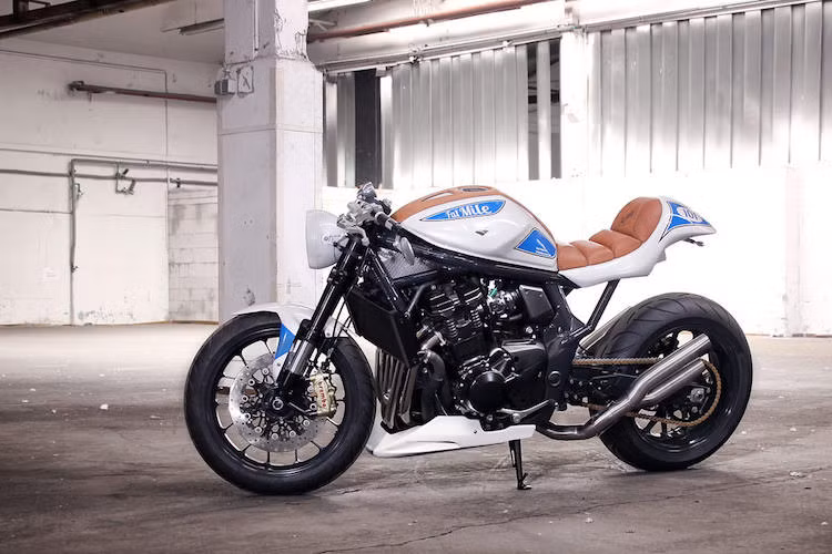 Toàn bộ quá trình độ chiếc xe gần như đã được thực hiện bởi Daniel Handler, trong đó thay đổi lớn nhất là toàn bộ dàn đầu xe gồm chảng 3, phuộc USD và phanh Brembo đã được thay từ chiếc superbike GSX-R1000. Cặp bánh xe cũng đã được thay bằng mâm độ hợp kim nhôm CNC công nghệ cao từ hãng Đức PVM.