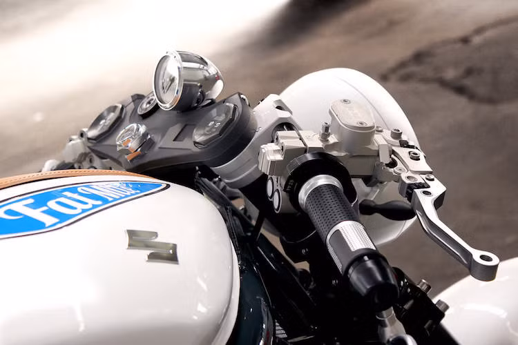 Để tạo cho Bandit với phong cách cafe racer cổ điển, Muth và Handler đã trang bị cho chiếc xe bộ đèn pha "gáo dừa" cỡ lớn của Kellerman. Phía trên ghi-đông clip-on của xe là bộ tay phanh/côn kiêm cùm công tắc CNC từ hãng ISR của Thụy Sĩ, trong khi trên chảng 3 là đồng hồ điện tử rút gọn của Motogadget.