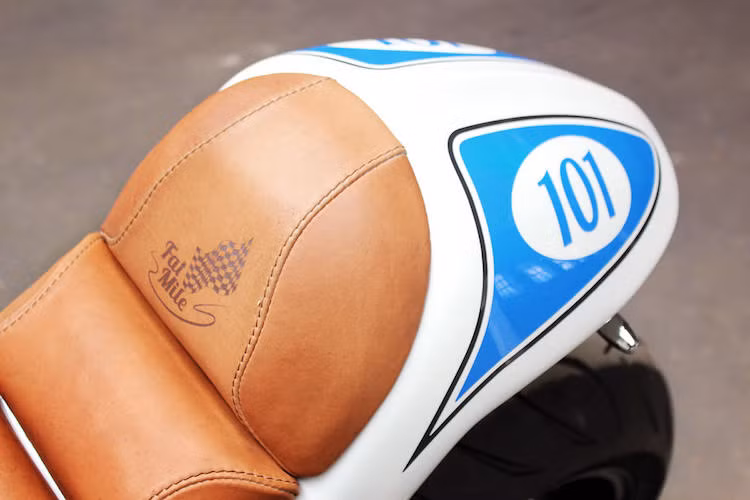 Bộ khung phụ phía sau đã được chỉnh sửa lại để trở nên cao hơn, tạo cho Bandit kiểu dáng thể thao. Sau đó, một bộ vỏ đuôi "hàng thửa" từ sợi thủy tinh đã được trang bị cho chiếc xe kèm theo những tấm đệm dày đặn được bọc da vàng có khắc logo Fat Mile. Bình xăng nguyên bản của Bandit được giữ nguyên, chỉ trang trí lại bằng một dải da chạy dọc.