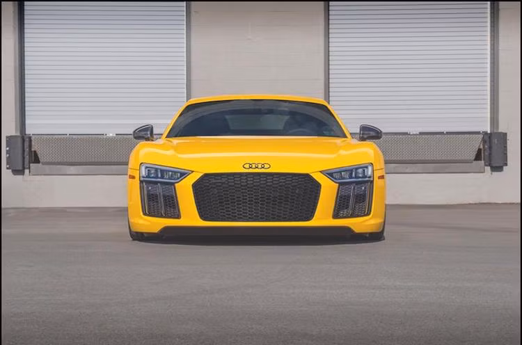 Đối với những người đam mê tốc độ, hãng Underground Racing tại Bắc Carolina, Mỹ là một tên tuổi quen thuộc khi hãng này chuyên độ tăng áp kép cho những siêu xe như Lamborghini Gallardo, Lamborghini Huracan hay Nissan GT-R để cho công suất lên tới hàng ngàn mã lực. Mới đây nhất, Underground Racing đã tiếp tục "dao kéo" siêu xe Audi R8 V10 Plus thế hệ mới.