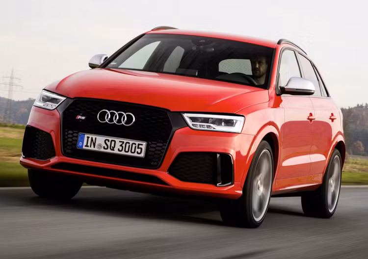 Dù chỉ có động cơ 5 xi-lanh 2.5 lít nhưng nhờ có tăng áp, Audi RS Q3 vẫn có thể đạt công suất 335 mã lực. Cùng với hệ dẫn động 4 bánh quattro cực kỳ hiệu quả, chiếc xe chỉ mất 4,8 giây để đạt 0-100 km/h từ khi đứng yên.