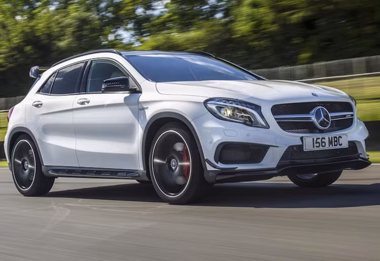 Về cơ bản là một chiếc A45 AMG với hệ thống treo cao hơn, Mercedes GLA45 AMG cũng sở hữu động cơ tăng áp 2.0l 350 mã lực cùng hệ dẫn động 4 bánh 4MATIC, giúp chiếc xe chỉ mất 4,4 giây để đạt 0-100 km/h.