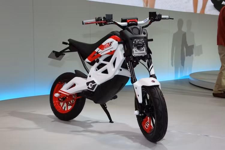 Chiếc xe điện EXTRIGGER được Suzuki trưng bày tại triển lãm Tokyo 2013 là một mẫu xe máy điện có kích thước gọn gàng và thiết kế cực kỳ độc đáo, cá tính. Trong khi Kawasaki Z125 và Honda MSX125 giống những mẫu naked bike mini thì Suzuki lại muốn hướng EXTRIGGER trở thành một mẫu "cào cào" trong đô thị.