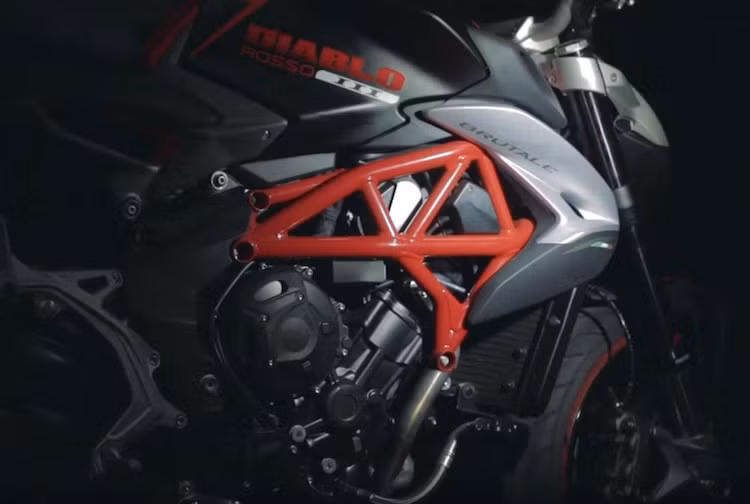 Bên cạnh một số thay đổi nhẹ ở ngoại thất, kết cấu khung và động cơ 3 xi-lanh thẳng hàng DOHC của Brutale 800 vẫn tiếp tục được giữ nguyên trên Diablo Brutale 800.