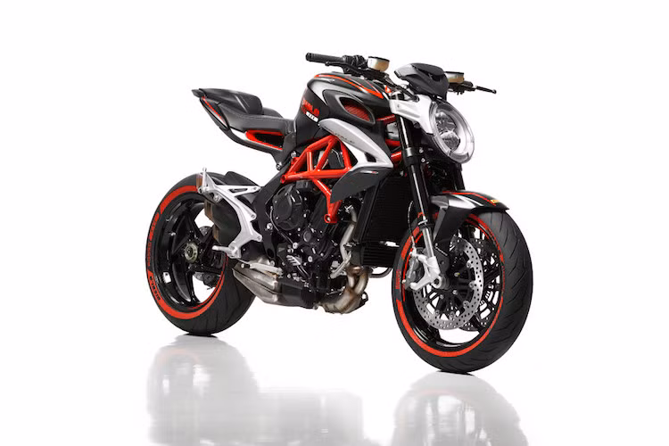Dựa trên phiên bản Brutale 2016 vừa ra mắt tại triển lãm EICMA vào tháng 11/2015, MV Agusta đã hợp tác cùng hãng lốp Pirelli để cho ra đời phiên bản MV Agusta Diablo Brutale 800 đặc biệt, dù cho hãng đang trong tình trạng "điêu đứng" vì sắp phá sản.
