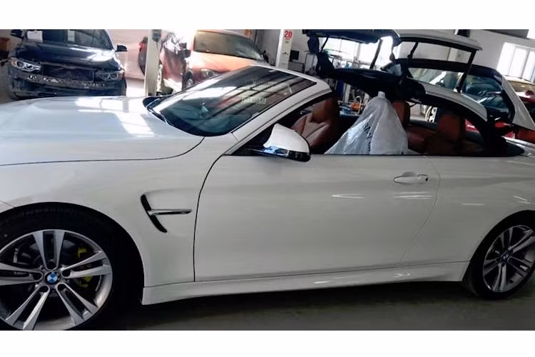 Ngoài ra, do chỉ "đụng chạm" tới các phần ngoài vỏ xe nên cơ cấu mui gập cùng tất cả các chi tiết khác của 428i vẫn sẽ hoạt động bình thường mà không gặp vấn đề gì.