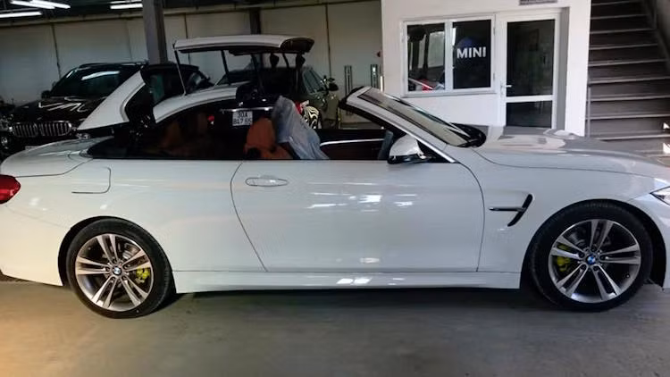 Việc nâng cấp BMW 428i Convertible thành M4 được thực hiện bằng cách trang bị cho chiếc xe bộ bodykit gồm các món như cản trước, lưới tản nhiệt, nắp ca-pô, 2 bên dè trước và cản sau.