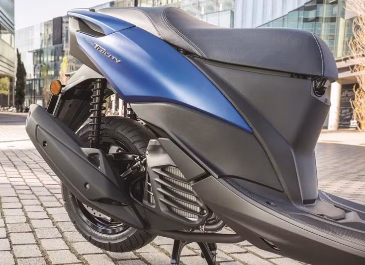 Sức mạnh của xe được truyền tới bánh sau qua hộp số vô cấp CVT. Bên cạnh động cơ, bộ khung của Tricity 155 cũng được gia cường nhằm tăng độ cứng và chống xoắn của thân xe.