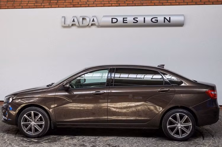 Tuy nhiên so với Vesta thường, Vesta Signature có trục cơ sở dài hơn tới 25 cm, khiến tổng chiều dài của xe đạt tới 4,6 mét. Ngoài ra, xe còn được trang bị mâm đúc 8 cánh 17 inch với thiết kế hấp dẫn hơn.