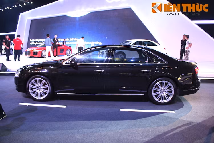 Dù đã có "tuổi đời" khá lâu nhưng khi đứng bên cạnh các đối thủ đã được nâng cấp lên thế hệ mới như BMW 750Li hay Mercedes S500L, Audi A8 vẫn còn giữ được nét đẹp riêng, đơn giản nhưng thanh lịch và hiện đại.