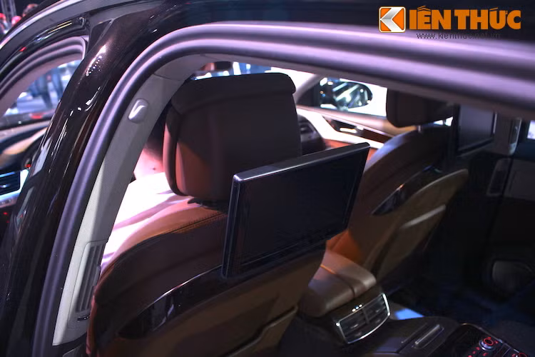 Chiếc A8L 4.0T quattro được Audi trưng bày tại triển lãm Progressive còn có thêm tùy chọn hệ thống thông tin giải trí với các màn hình độc lập được gắn ở lưng ghế trước. Ở ngay trước cửa gió cho hàng ghế phía sau còn có một bàn gấp nhỏ có thể gập gọn lại.
