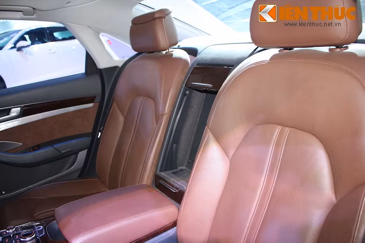 Tuy nhiên, chiếc xe này không có tùy chọn tủ lạnh nhỏ ở giữa hai ghế sau, đằng sau bệ tì tay. Với tùy chọn tủ lạnh, vài chai nước loại nửa lít có thể luôn được chứa sẵn trong xe, giúp các "VIP" có thể tận hưởng những ly nước mát lạnh khi đang trao đổi công việc ở hàng ghế sau.