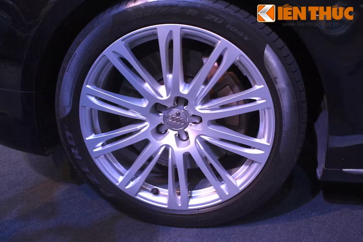 Không chỉ dẫn đầu về công nghệ LED, Audi còn rất tích cực trong việc sử dụng nhôm cho những chiếc xe của họ nhằm giảm trọng lượng. Nhờ sử dụng kết cấu khung không gian được làm hoàn toàn từ nhôm, A8 có trọng lượng nhỏ nhất trong phân khúc. Bộ mâm 10 cánh kép của xe cũng được làm từ nhôm, với bề mặt được đánh bóng nhằm thể hiện được hết nét đẹp của loại vật liệu này.