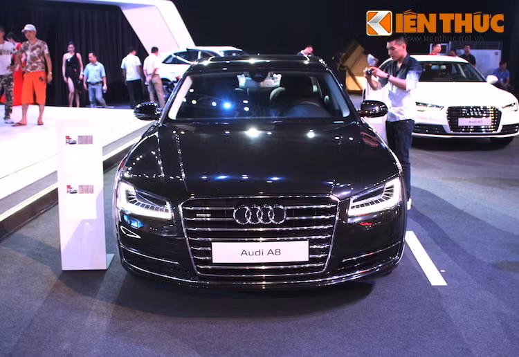 Là một hãng tiên phong trong việc ứng dụng công nghệ LED trên xe hơi, nên Audi đã không ngại ngần ứng dụng công nghệ chiếu sáng này vào mọi loại đèn ngoại thất trên chiếc A8 của họ. Nằm ở hai bên lưới tản nhiệt hình thang truyền thống của hãng là cặp đèn pha LED ma trận, với đèn chiếu xa được cấu tạo từ 25 thành phần độc lập khác nhau.