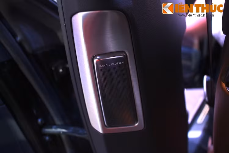 Bù lại, thay vì hệ thống âm thanh Bose 14 loa 630 watt, chiếc xe đã được trang bị dàn loa hi-end của Bang &amp; Olufsen.