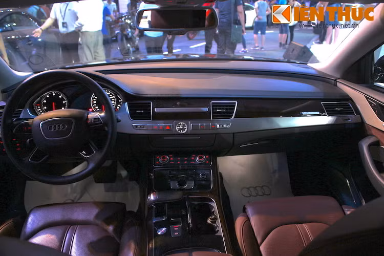 Audi luôn gây được ấn tượng cho khách hàng bởi việc trang bị những tiện nghi hiện đại nhất trong nội thất, và lần này họ cũng không gây thất vọng với A8L. Hệ thống thông tin giải trí MMI Plus là trang bị tiêu chuẩn, với touchpad nằm ở bệ trung tâm, giúp người lái có thể nhập dữ liệu một cách dễ dàng.