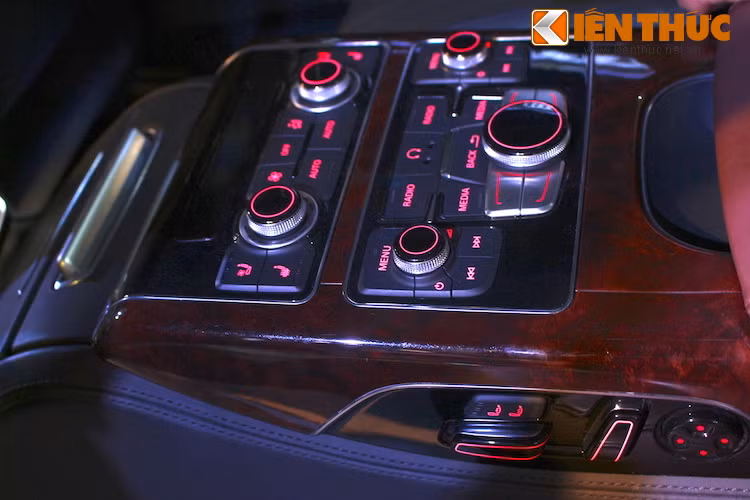 Những ông chủ ngồi ở băng ghế sau cũng có thể dễ dàng điều khiển các chức năng của xe thông qua cụm công tắc nằm ở bệ tì tay, với khả năng điều chỉnh vị trí ghế ngồi, hệ thống âm thanh, điều hòa... một cách độc lập. Các ngăn, hốc chứa đồ, gạt tàn thuốc lá,... đều được Audi khéo léo ẩn đi trong nội thất, và chỉ hiện ra khi người dùng ấn nhẹ vào.