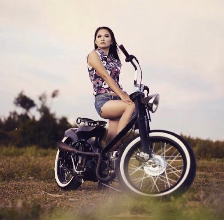 Được ưa chuộng trên toàn Thế giới, Honda Super Cub ngày nay đã giành được tình cảm từ cả nam giới lẫn phái mạnh. Không chỉ hấp dẫn người dùng phổ thông, ngay cả những người yêu xe độ cũng giành tình cảm đặc biệt cho Cub.