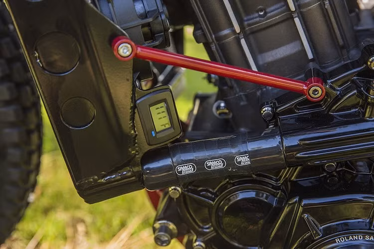 Roland Sands đã "nhân dịp" thay đổi kết cấu của chiếc Scout để chế cho chiếc xe một bộ tản nhiệt mới, gồm có 2 két nước nhỏ đặt hai bên kèm theo ống nước làm mát Samco. Đặc biệt, hãng còn khéo léo tích hợp thêm cho chiếc xe một đồng hồ đo nhiệt độ nhỏ trên két nước bên trái.