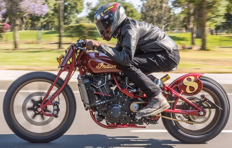 Không còn là một chiếc cruiser, chiếc Scout của Roland Sands Design có tư thế ngồi hoàn toàn khác biệt và không được thoải mái. Tuy nhiên, thiết kế của chiếc xe vẫn mang đậm chất Indian, thể hiện lịch sử lâu đời của hãng xe Mỹ này.