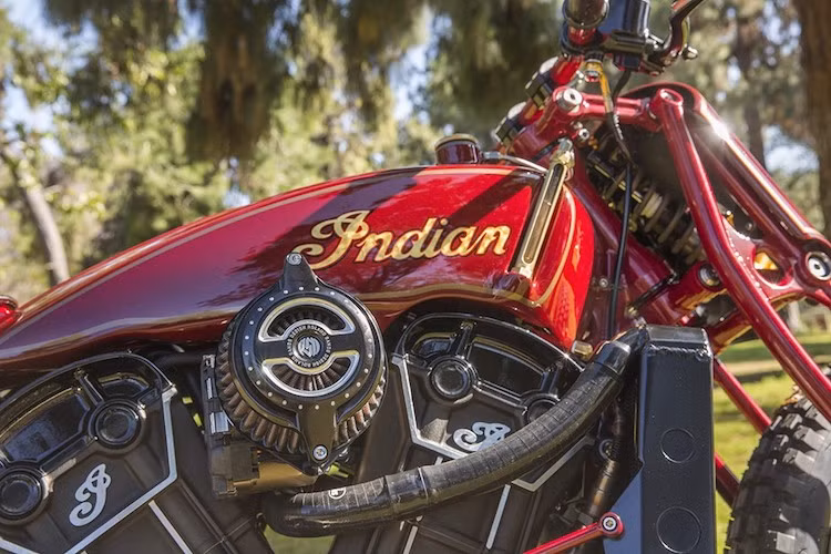 Toàn bộ bình xăng của chiếc xe cũng đã được gò lại theo kiểu dáng của những chiếc Indian Scout cổ điển, với báo xăng dạng 2 bình thông nhau bằng đồng. Ngay cả màu sơn của chiếc xe cũng gợi nhớ về các dòng Indian xa xưa với nền đỏ đặc trưng và chữ vàng.