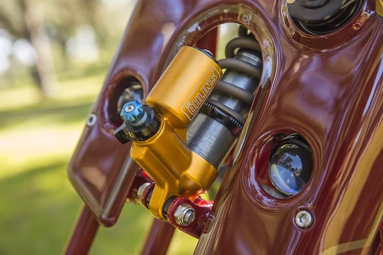 Tuy có thiết kế cổ điển nhưng gắp trước của xe đã được tạo ra bằng công nghệ hàn các ống chromoly hiện đại, đi kèm với giảm xóc Ohlins. Bao quanh phần đầu là một tấm chắn với các đèn pha mắt cầu giấu phía sau.