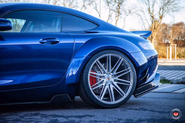 Đi kèm với những vòm bánh rộng, chiếc AMG GT S đã được trang bị bộ mâm nguyên khối đẹp mắt với thiết kế 10 cánh kép đánh bóng, có mã VPS-307 của hãng mâm "hàng hiệu" Vossen.