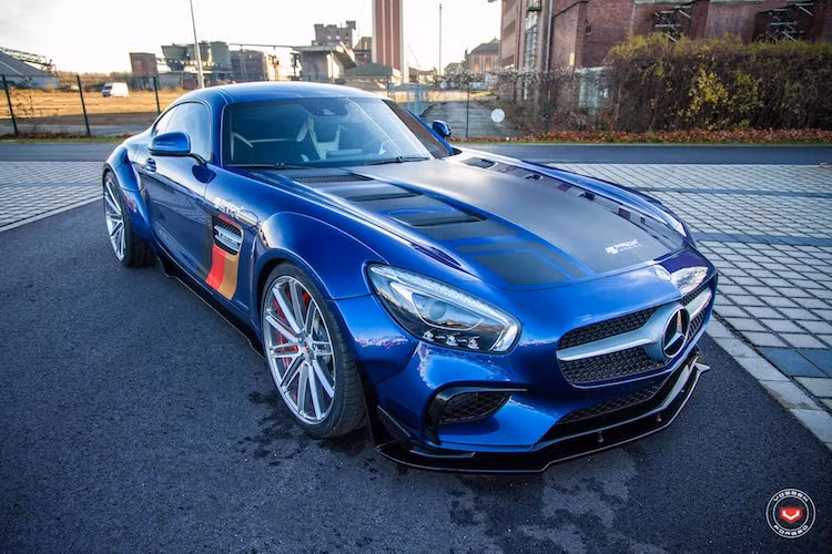 Về hệ động lực, AMG GT S vẫn được giữ nguyên bản. Cả hai phiên bản AMG GT và GT S đều được trang bị động cơ 4 lít V8 tăng áp kép. Tuy nhiên, phiên bản GT S có công suất lên tới 510 mã lực tại 6.250 vòng/phút và mô-men xoắn cực đại 650 Nm.