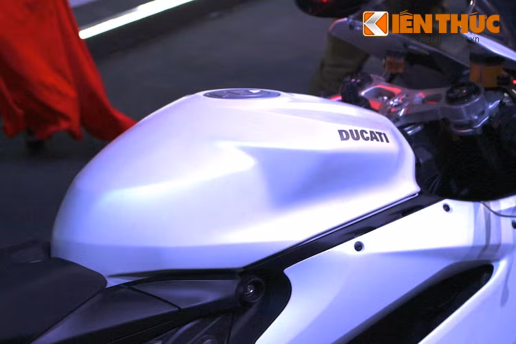 Dù có giá rẻ hơn nhưng 959 Panigale vẫn được trang bị tương đối đầy đủ các hệ thống điện tử như khả năng lựa chọn chế độ lái, điều chỉnh sức mạnh, điều khiển lực kéo, ABS,...