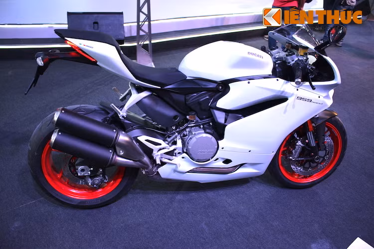 Các kích thước D x R x C của 959 Panigale lần lượt là 2056, 810 và 1115 mm. Xe có trục cơ sở dài 1431 mm, chiều cao yên 830 mm và trọng lượng ướt 200 kg.