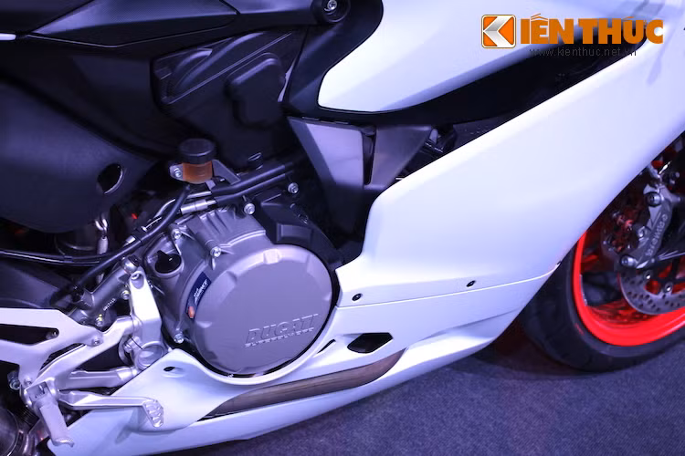 959 Panigale sở hữu động cơ L-Twin mới có dung tích 955cm3, cũng là động cơ Superquadro đầu tiên đạt tiêu chuẩn khí thải Euro 4, được thiết kế với hành trình piston dài hơn đi cùng những cải tiến mới nhằm giúp cải thiện tối đa sức mạnh, sản sinh công suất 157 hp tại vòng tua 10.500 rpm, mô men xoắn tối đa 107.4 Nm tại 9.000 rpm.