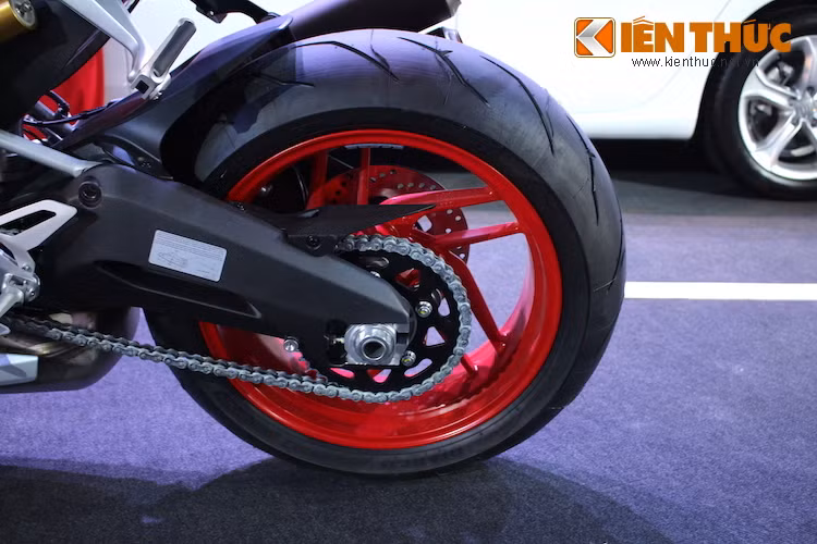 Giống như 899 Panigale, 959 có gắp đôi phía sau và cặp mâm 5 cánh kép. Vành sau có bản rộng 5,5 inch, đi kèm lốp Pirelli 180/60/17 và phanh sau có đĩa đường kính 245 mm.