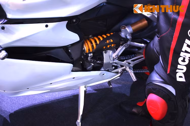 Phuộc sau của chiếc xe được cung cấp bởi hãng Sachs, có khả năng điều chỉnh tự do và sử dụng bình dầu rời.