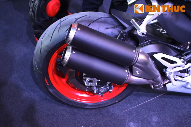 Hệ thống xả của xe có dạng 2-1-2, được tích hợp sẵn bộ lọc hoạt tính cùng 2 cảm biến khí thải lambda. Cổ pô được làm từ thép không gỉ, trong khi cặp pô xe từ chất liệu nhôm.