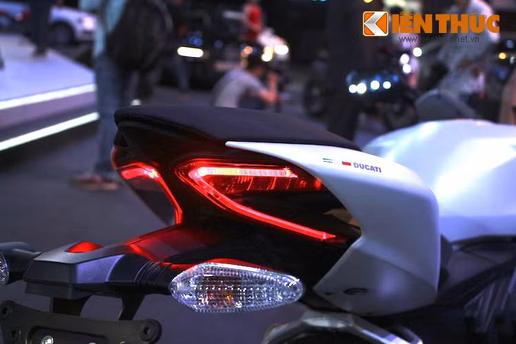 Ở phía sau, đuôi xe cũng được sửa đổi thiết kế lại một chút so với 899 Panigale, gọn gàng và mang tính "nghệ thuật" hơn. Đèn xi-nhan được tích hợp vào pát biển số.