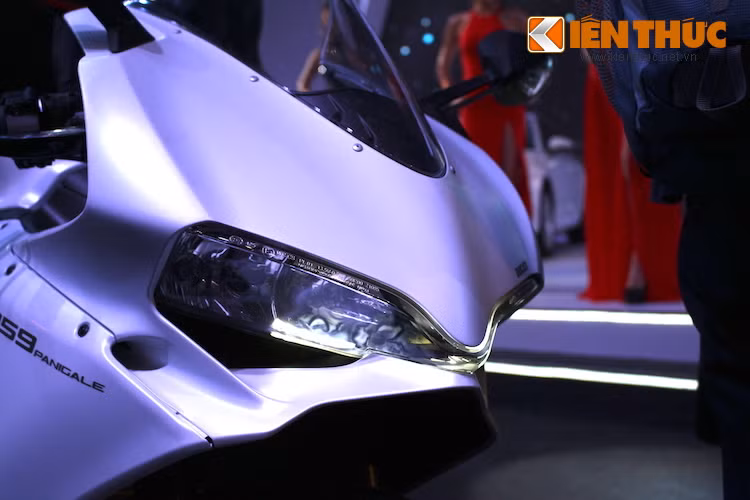 Nếu nhìn thoáng qua, khó có thể phân biệt được sự khác biệt giữa 959 và 899 ở ngoại hình. Phải để ý kỹ hơn, người ta mới có thể phát hiện ra phần đầu đã có sự thay đổi nhẹ ở các hốc hút gió và đèn pha.