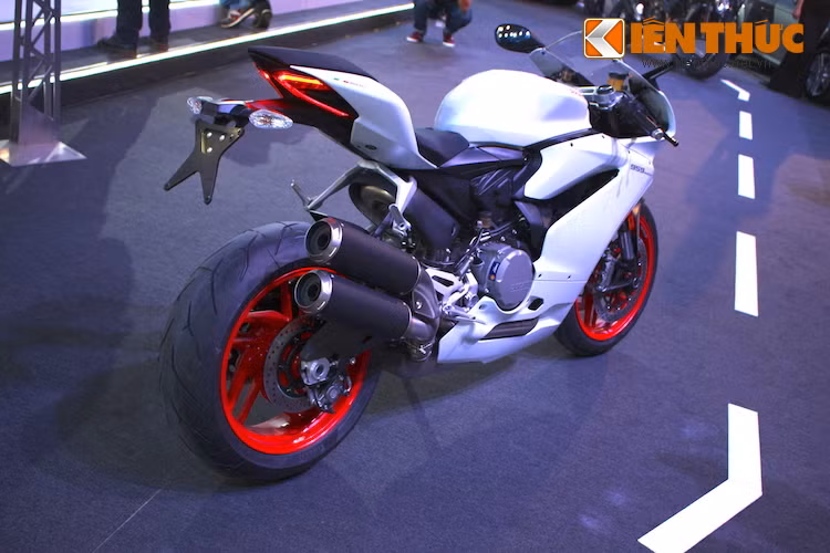 Chiếc 959 Panigale vừa mắt tại Việt Nam có màu trắng mờ, được nhập trực tiếp về từ Ý. Giá bán của dòng xe này chưa được Ducati Việt Nam công bố, nhưng chắc chắn khi xuất hiện phiên bản Thái Lan giá xe sẽ rất hợp lý hơn rất nhiều.