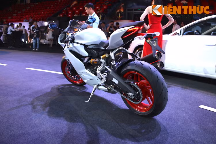 Hai lỗ trống ở bên các dải đèn hậu LED đóng vai trò giống như một "cánh đuôi" mini, tạo ra lực ép không khí đuôi xe xuống mặt đường ở tốc độ cao.