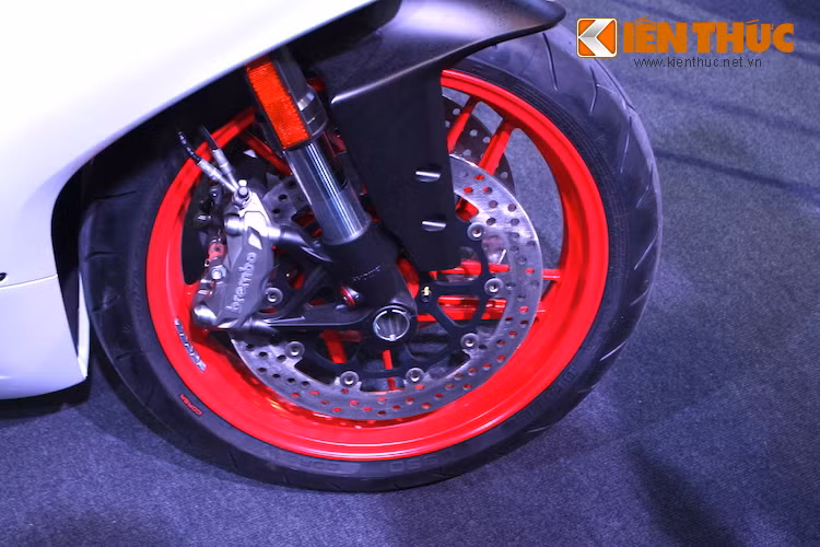 Thay vì phuộc USD Ohlins như 1299, 959 Panigale sử dụng phuộc trước của hãng Showa (Nhật) kèm heo Brembo Monobloc và đĩa kép 320 mm. Lốp trước của xe có kích thước 120/70/17 và vẫn sử dụng lốp Pirelli Diablo Rosso Corsa.