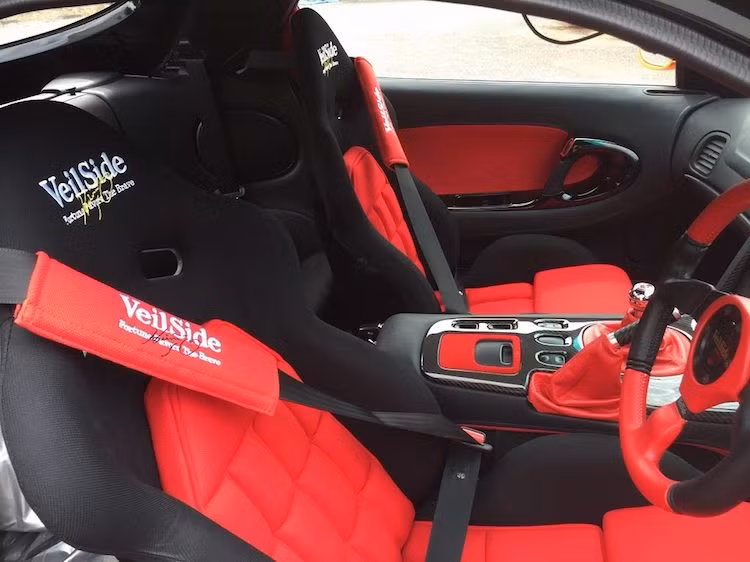 Hành khách và người lái sẽ ngồi trên những chiếc ghế thể thao D1. Tuy nhiên sau khi quay xong phim, chiếc xe đã được thay hệ thống dây an toàn 4 điểm như xe đua thành dây 3 điểm bình thường.