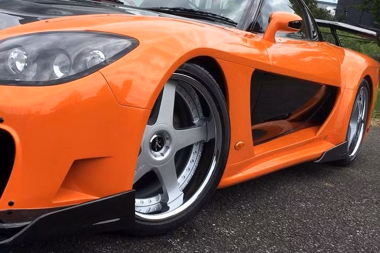 Để vừa với những hốc bánh xe cực lớn, Veilside cũng đã đi kèm một bộ mâm lòng sâu đặc biệt với tên gọi Andrew EVO-V cho xe, có đường kính 19 inch cho cả 4 bánh, sử dụng lốp 255/30 cho bánh trước và 305/25 cho bánh sau. Phía sau những chiếc mâm này là hệ thống phanh độ của Rotora và hệ thống treo của A'PEXi.