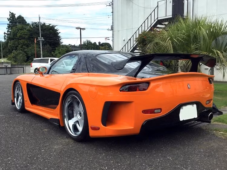 Chiếc xe nguyên bản của Veilside vốn được sơn trong tông màu đỏ-đen kết hợp. Tuy nhiên sau khi được mua lại bởi đoàn làm phim Fast &amp; Furious, do bối cảnh trong phim chủ yếu là vào ban đêm nên chiếc RX-7 đã được đổi từ màu đỏ sang màu cam ánh ngọc Sunset Orange Pearl.